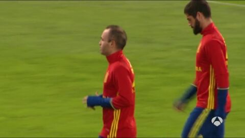 Iniesta e Isco, durante el entrenamiento de la Selecci&oacute;n
