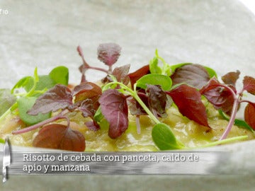 Risotto de cebada con panceta, caldo de apio y manzana