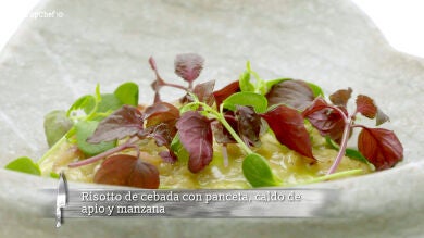 Risotto de cebada, con aceite de fruta, manzana y apio verde
