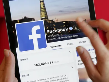 Un usuario accede a Facebook Un usuario accede a Facebook