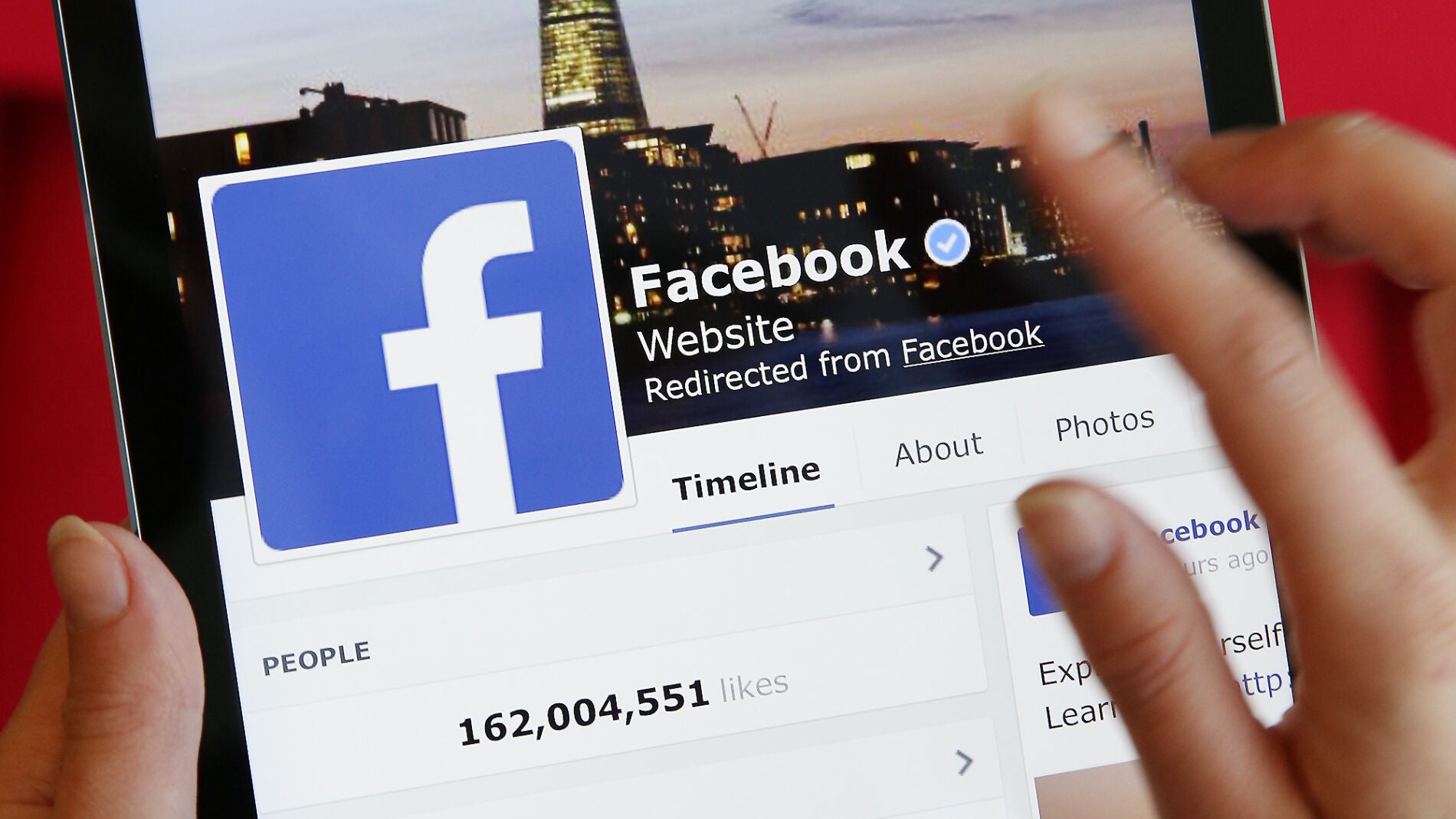 Un usuario accede a Facebook