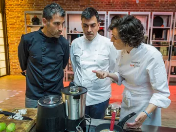 Ramón Freixa revisa los platos de los concursantes Ramón Freixa revisa los platos de los concursantes