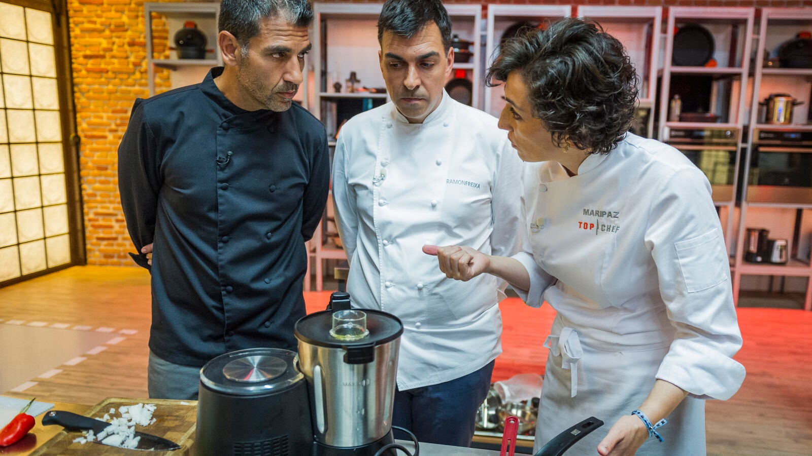 Ramón Freixa revisa los platos de la prueba de eliminación
