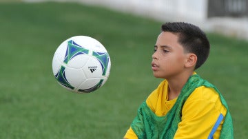Un niño jugando al fútbol