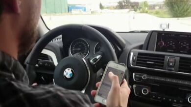 Cuatro millones de conductores reconocen enviar mensajes de móvil mientras conducen. 