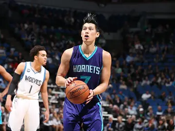 Jeremy Lin se prepara para lanzar un tiro libre ante los Timberwolves Jeremy Lin se prepara para lanzar un tiro libre ante los Timberwolves