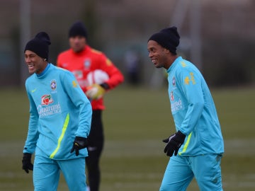 Neymar y Ronaldinho, durante una concentración con Brasil