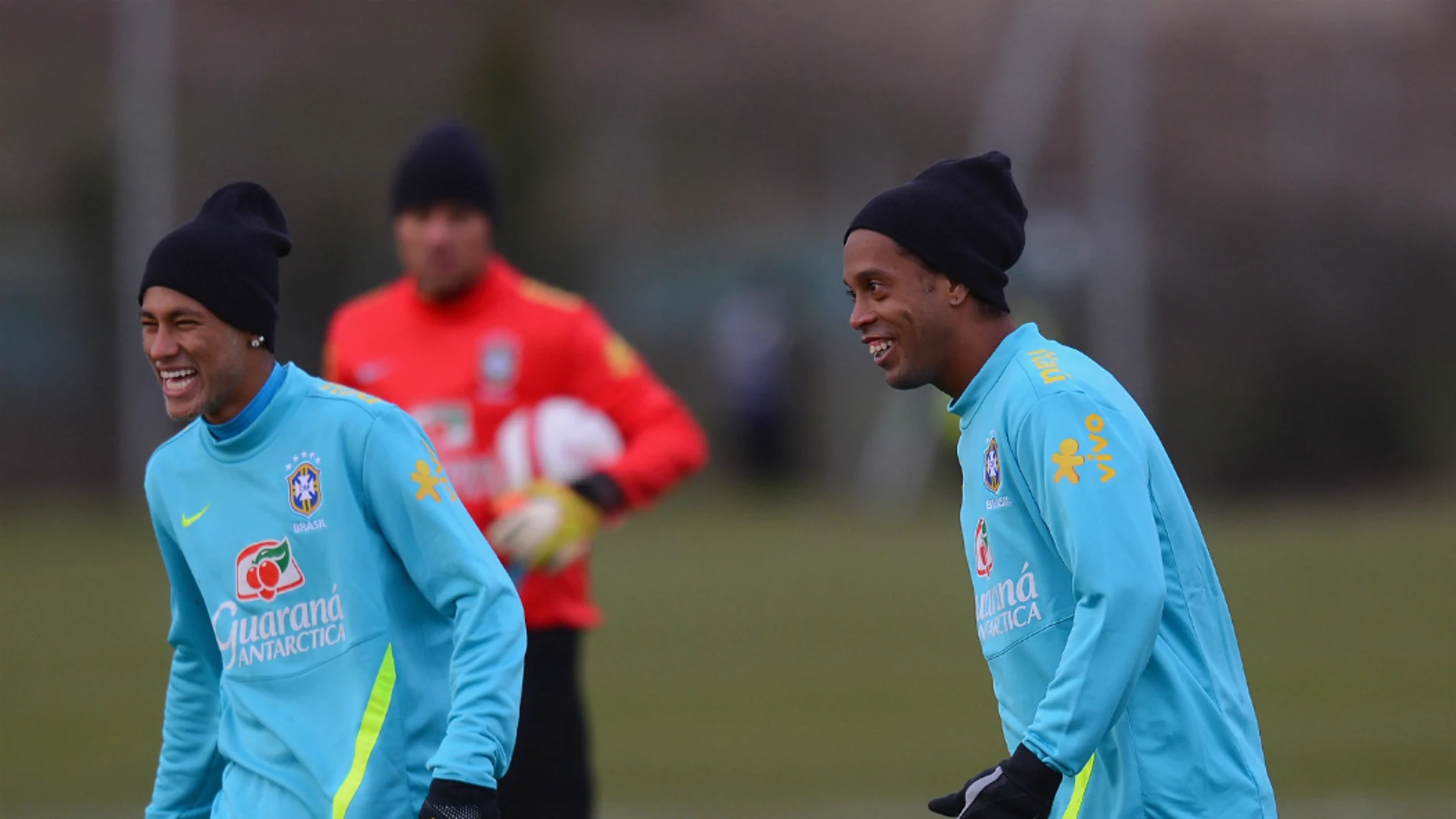 Neymar y Ronaldinho, durante una concentración con Brasil Neymar y Ronaldinho, durante una concentración con Brasil