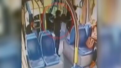 Dos menores palestinos tratan de apuñalar a un guardia de seguridad en un tranvía 