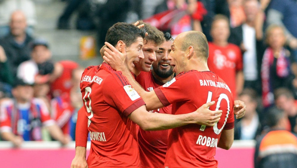 Robben y Lewandowski celebrando un gol