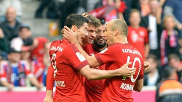 Robben y Lewandowski celebrando un gol