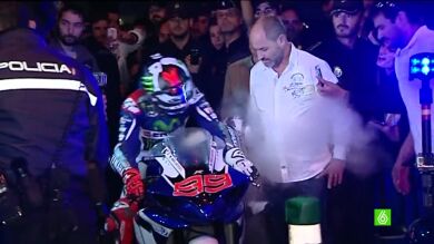 Lorenzo se quema la pierna celebrando el título de Moto GP en Mallorca