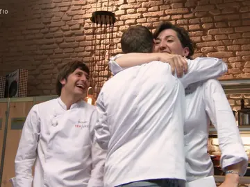 Los compañeros reciben a Marcel con alegría Los compañeros reciben a Marcel con alegría