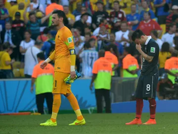 Hugo Lloris, con Valbuena al fondo Hugo Lloris, con Valbuena al fondo