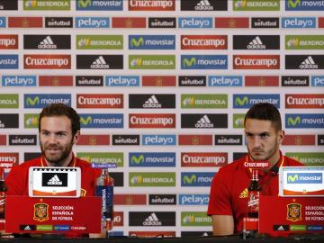 Mata y Koke durante la rueda de prensa con la Selección