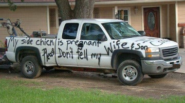 Castiga a su marido pintándole la camioneta
