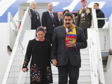 Nicolás Maduro, acompañado de su esposa, a su llegada a Ginebra