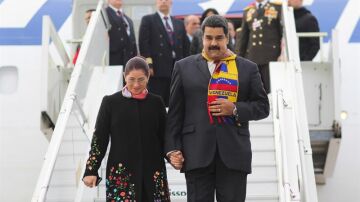 Nicolás Maduro, acompañado de su esposa, a su llegada a Ginebra