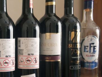 Varias botellas de vino turcas y una de raki