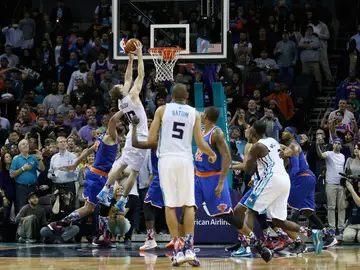 Cody Zeller anota la canasta decisiva ante los Knicks Cody Zeller anota la canasta decisiva ante los Knicks
