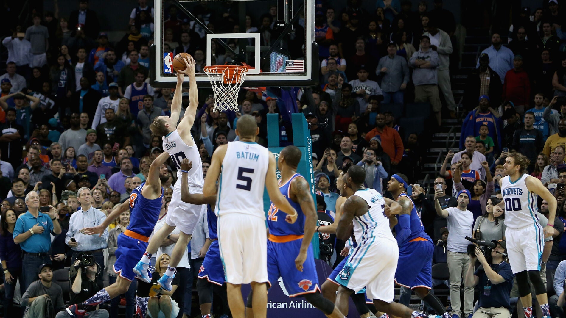 Cody Zeller anota la canasta decisiva ante los Knicks