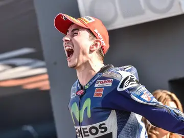 Jorge Lorenzo celebra la victoria y el Mundial en Valencia Jorge Lorenzo celebra la victoria y el Mundial en Valencia