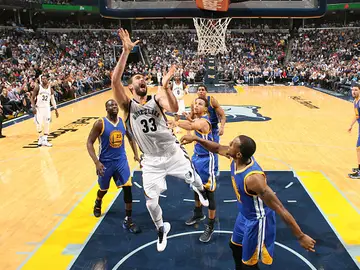 Marc Gasol lanza a canasta ante la defensa de los Warriors Marc Gasol lanza a canasta ante la defensa de los Warriors