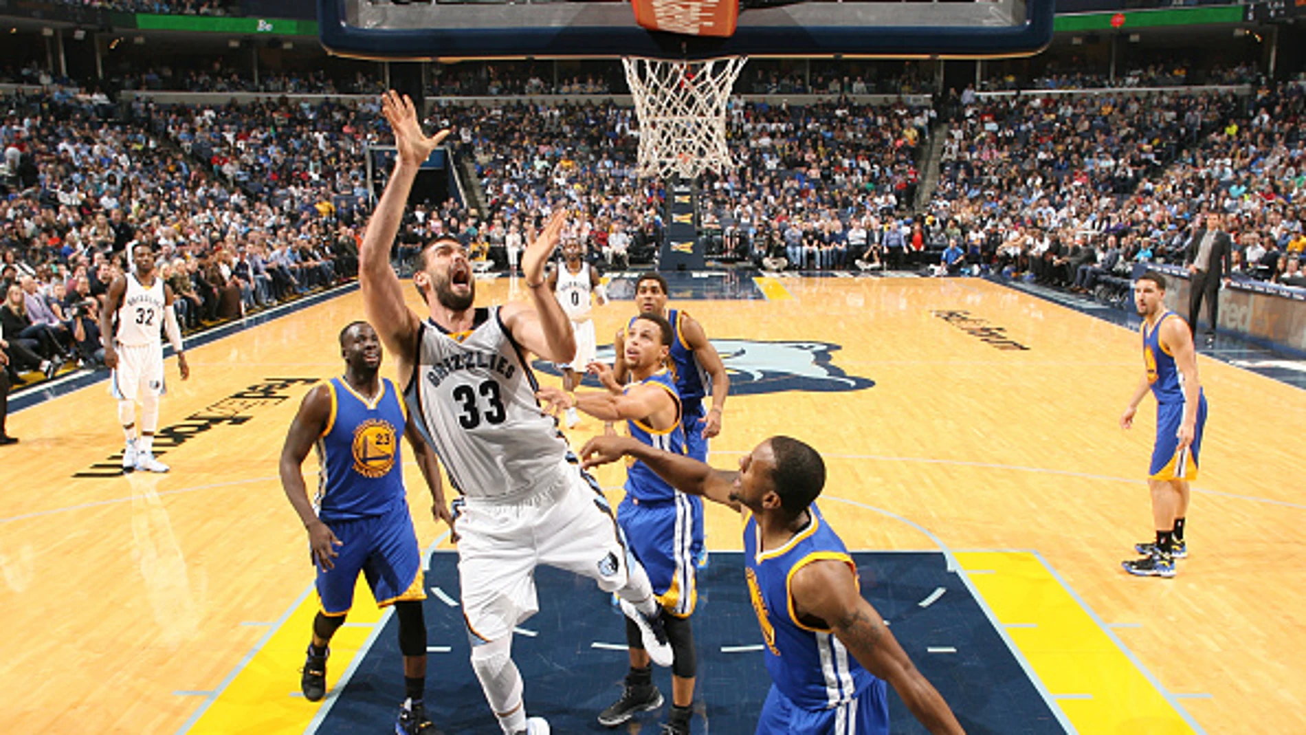 Marc Gasol lanza a canasta ante la defensa de los Warriors Marc Gasol lanza a canasta ante la defensa de los Warriors
