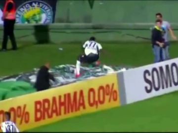 Un jugador cae al foso de un estadio celebrando un gol