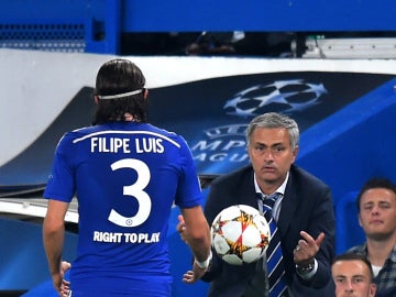 Mourinho entrega un balón a Filipe en un partido con el Chelsea