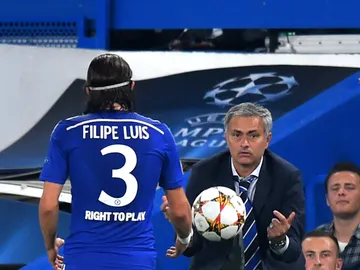 Mourinho entrega un balón a Filipe en un partido con el Chelsea Mourinho entrega un balón a Filipe en un partido con el Chelsea