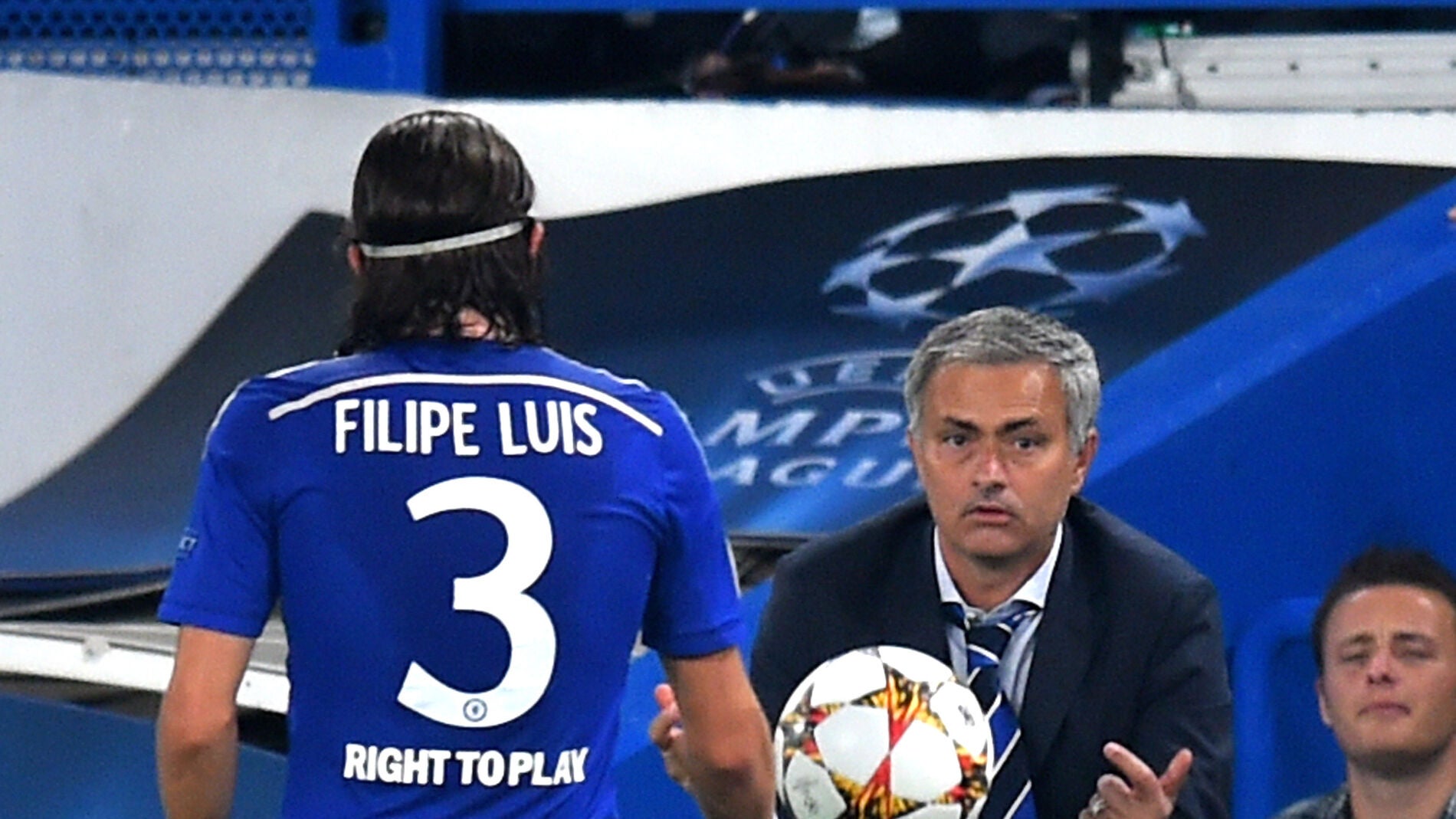 Mourinho entrega un bal&oacute;n a Filipe en un partido con el Chelsea