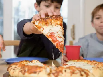 Niños comiendo pizza Niños comiendo pizza