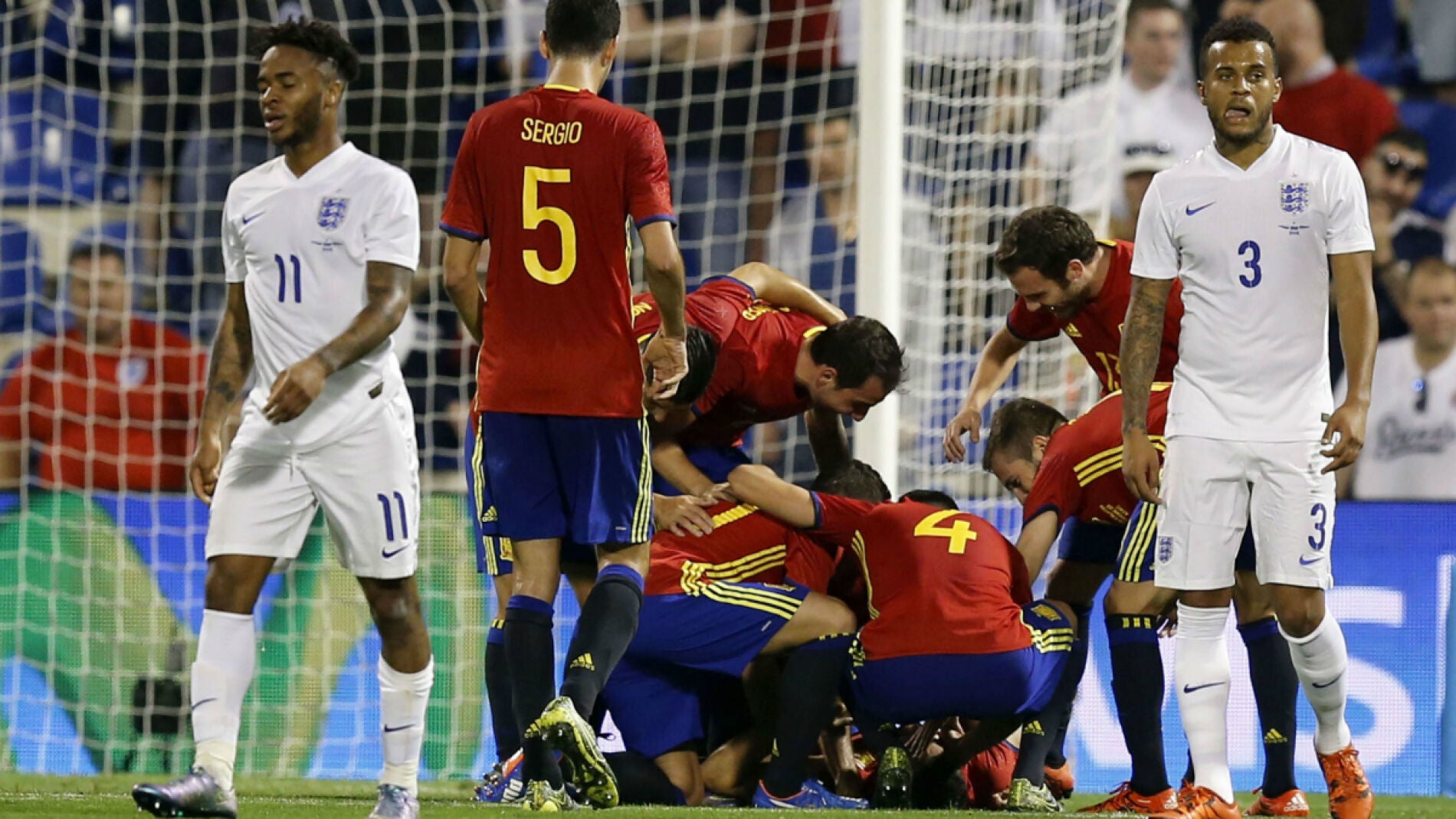 Los jugadores celebran el golazo de Mario