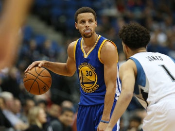 Stephen Curry mira a canasta en el partido ante los Timberwolves