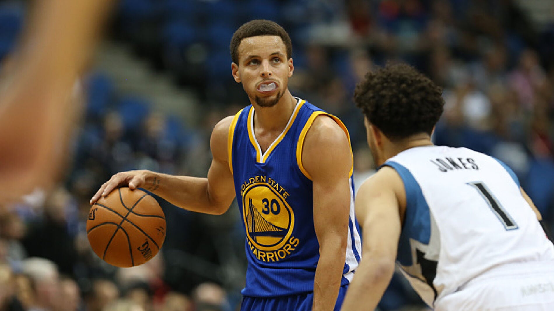Stephen Curry mira a canasta en el partido ante los Timberwolves