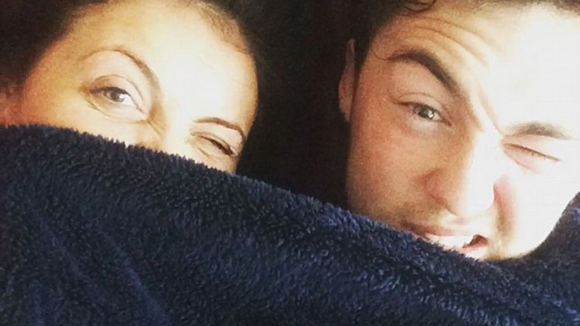 Jesy Nelson y Jake Roche bajo las sábanas