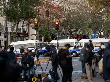 La Policía acordona la zona del Bataclan La Policía acordona la zona del Bataclan