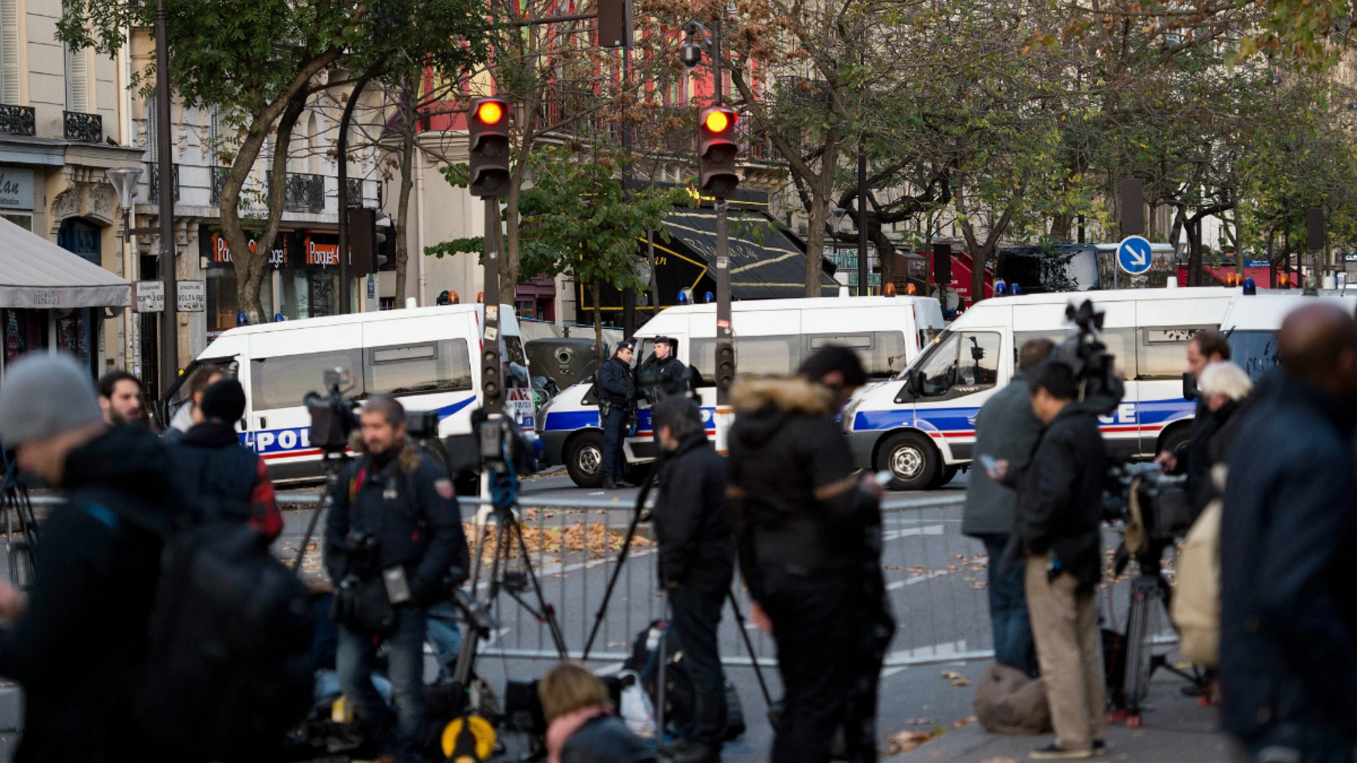 La Policía acordona la zona del Bataclan La Policía acordona la zona del Bataclan