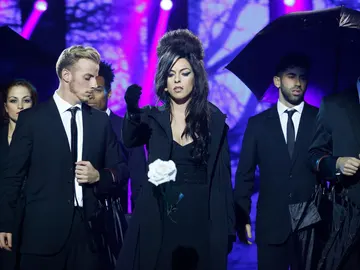 Ruth Lorenzo celebra un funeral y canta 'Back to black', de Amy Winehouse Ruth Lorenzo celebra un funeral y canta 'Back to black', de Amy Winehouse