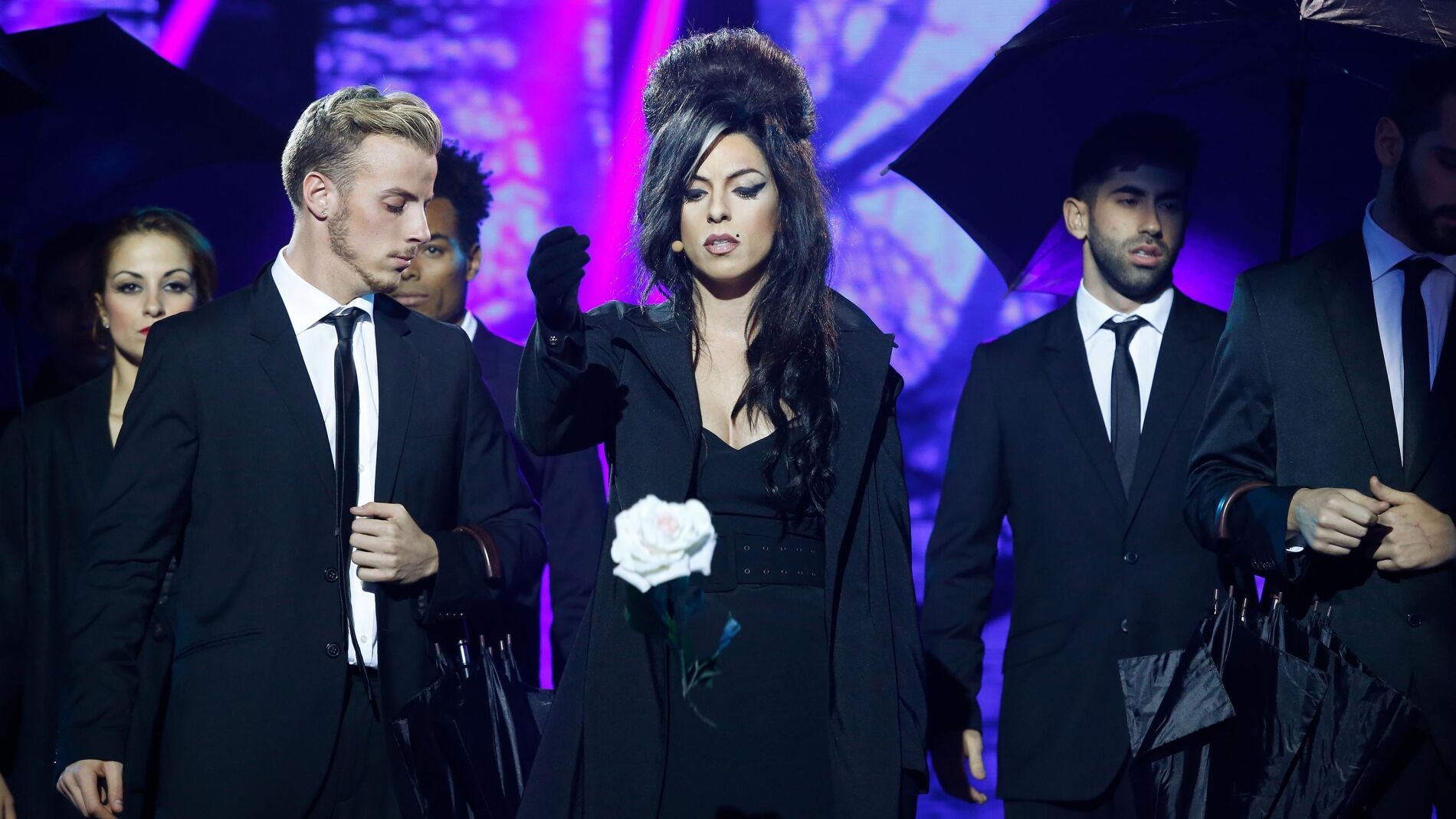 Ruth Lorenzo celebra un funeral y canta 'Back to black', de Amy Winehouse