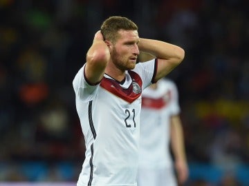 Mustafi se lamenta en un partido con la selección de Alemania