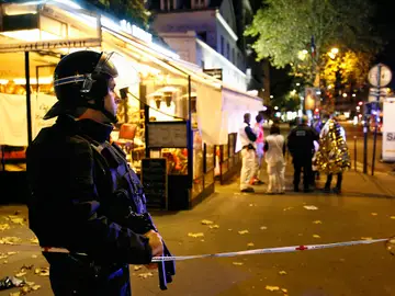 Un policía durante los atentados de Francia Un policía durante los atentados de Francia