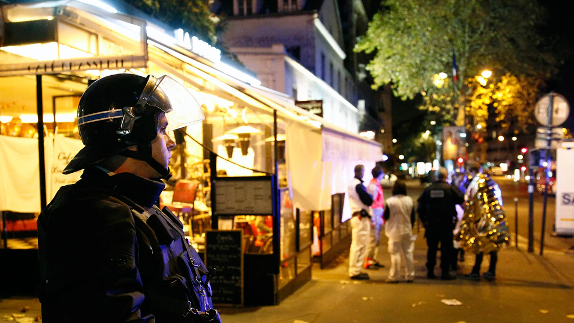 Un policía durante los atentados de Francia Un policía durante los atentados de Francia