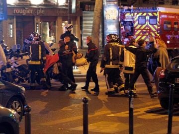 Los servicios sanitarios atienden a los heridos en los atentados de París