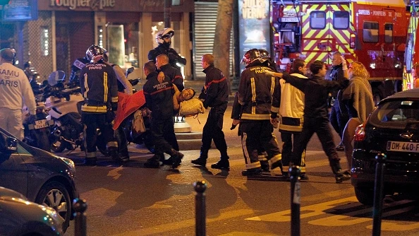 Los servicios sanitarios atienden a los heridos en los atentados de París Los servicios sanitarios atienden a los heridos en los atentados de París