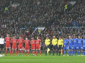 Jugadores y público guardan un minuto de silencio en Old Trafford por las víctimas de París Jugadores y público guardan un minuto de silencio en Old Trafford por las víctimas de París