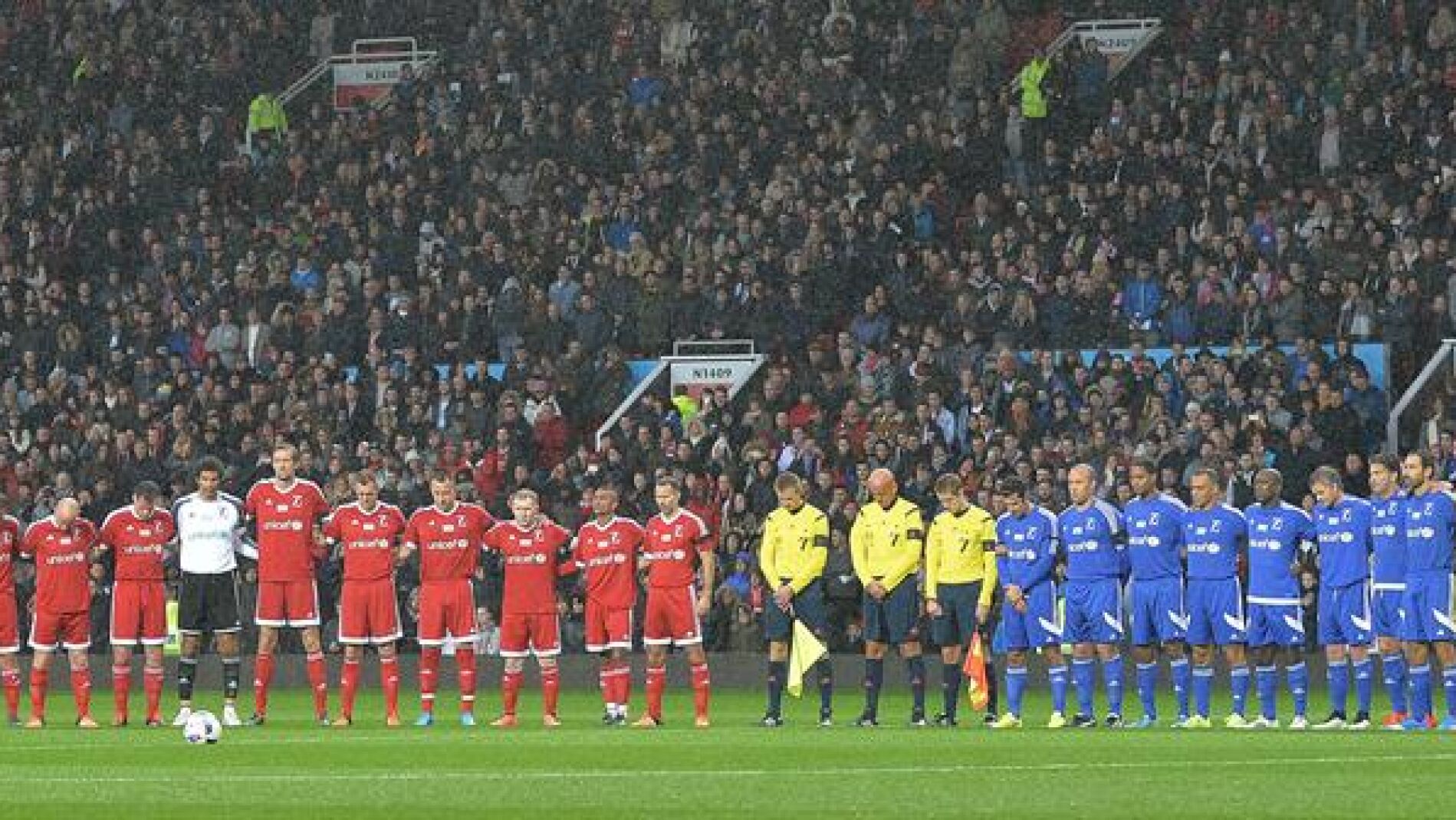 Jugadores y p&uacute;blico guardan un minuto de silencio en Old Trafford por las v&iacute;ctimas de Par&iacute;s
