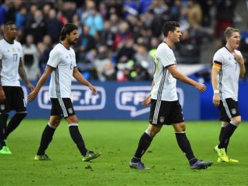 Los jugadores de Alemania abandonan el estadio de París tras disputarse el amistoso