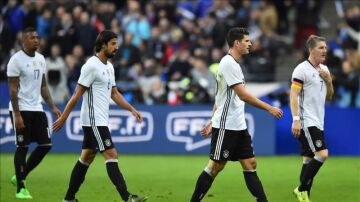 Los jugadores de Alemania abandonan el estadio de París tras disputarse el amistoso